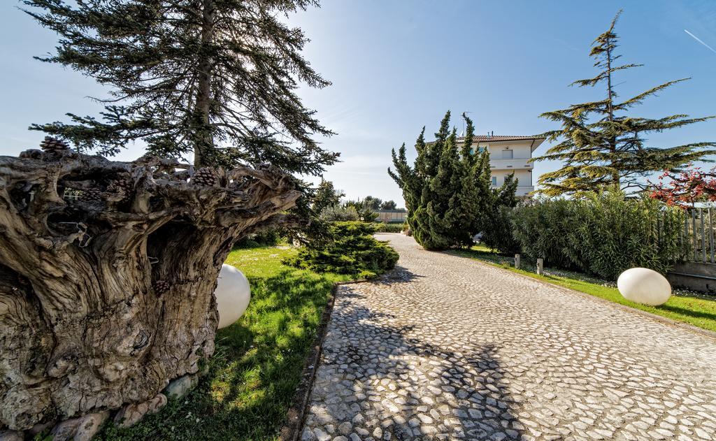 Hotel Country House La Radice Чивітанова-Марке Екстер'єр фото